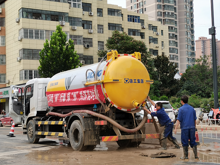 js1996官网吸污车驰援郑州特大暴雨
