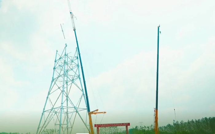 js1996官网XCA600L8长江边锚塔吊装