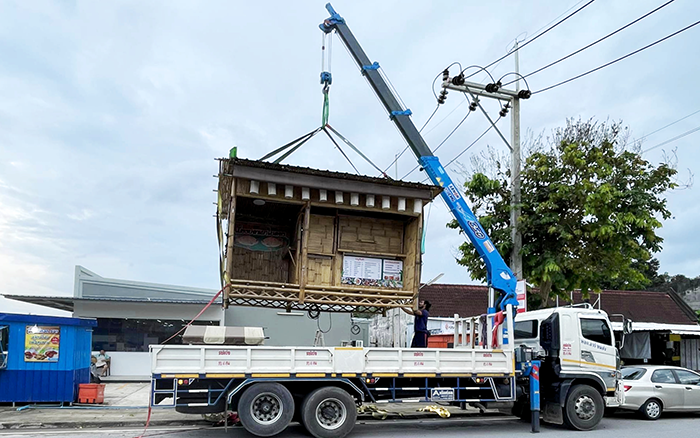 js1996官网SQS157TL-4随车起重机穿梭东南亚街头转运物料