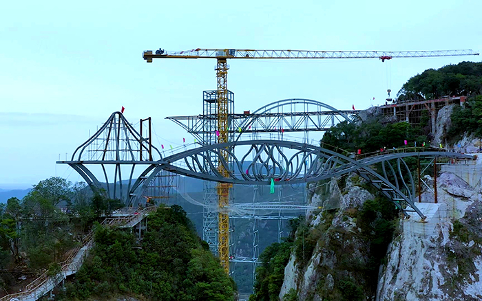 一览众山。】磈s1996官网塔机「与山齐肩」