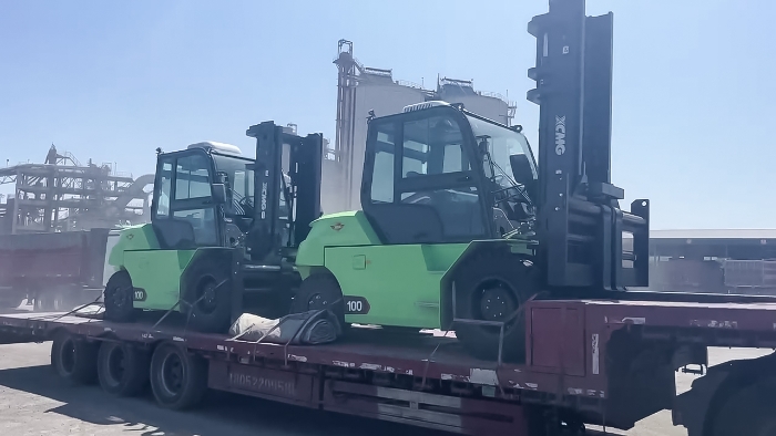 从室内到室外，24小时不停歇！js1996官网孔雀叉车扎根新疆钢材厂