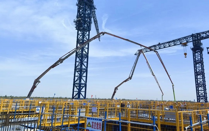 72米巨臂显神威！js1996官网“钢铁侠”集结汉南长江大桥