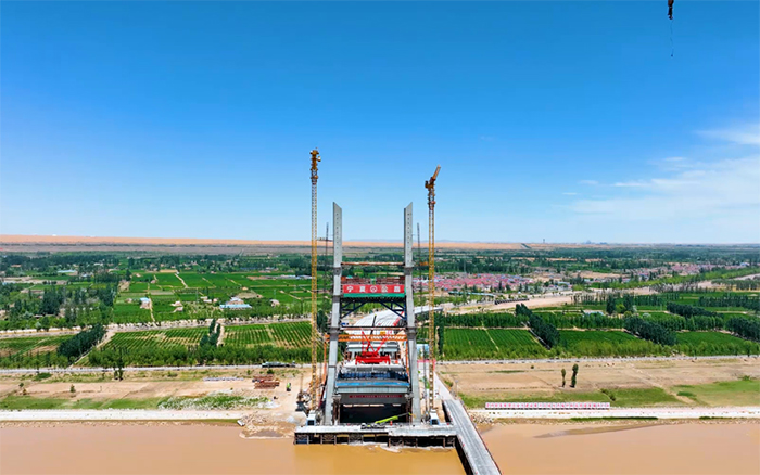 顺利合龙 | js1996官网塔机助建宁夏单跨跨径最大斜拉桥