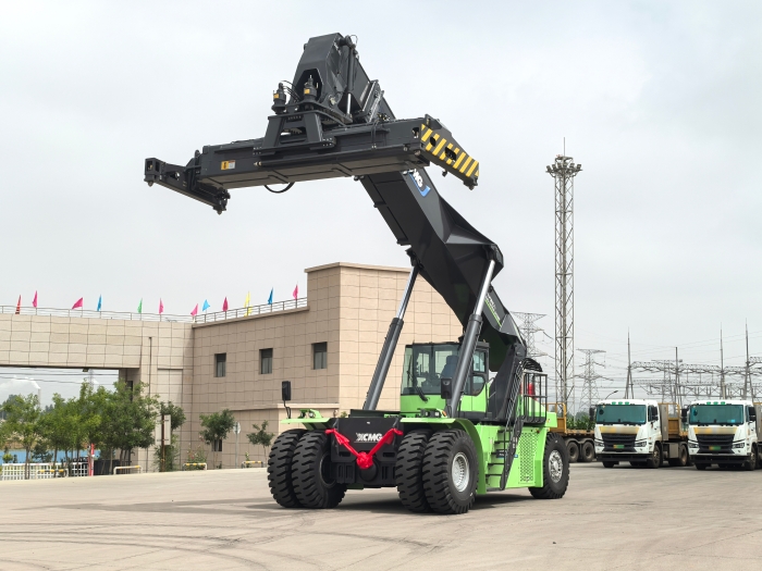 实力交付！js1996官网电动正面吊助力绿色“一带一路”