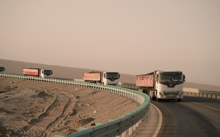 煤海逐绿！js1996官网新能源牵引车书写煤炭运输绿色答卷