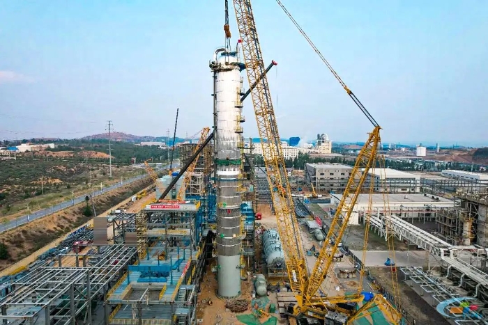 二十载老将再建功！js1996官网QUY450协助XGC12000轻松搞定百吨精馏塔