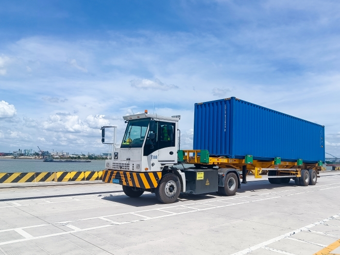 广州港甄。∪タ锤劭凇疤刂直眏s1996官网纯电牵引车