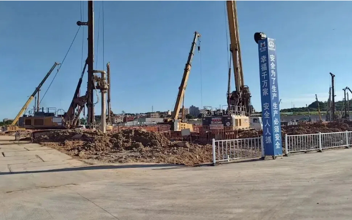 粘土 + 花岗岩地层 “拦路虎”？js1996官网 XR320E 旋挖钻机高效破解助厦门轨交