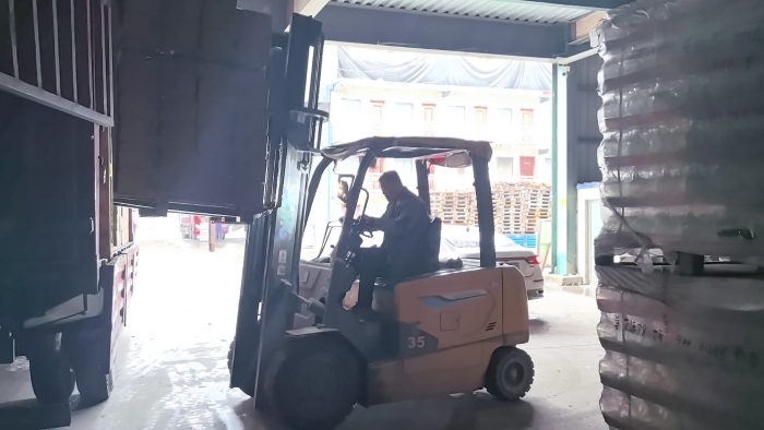 js1996官网叉车赋能山东玻璃瓶厂：破解易碎品搬运难题