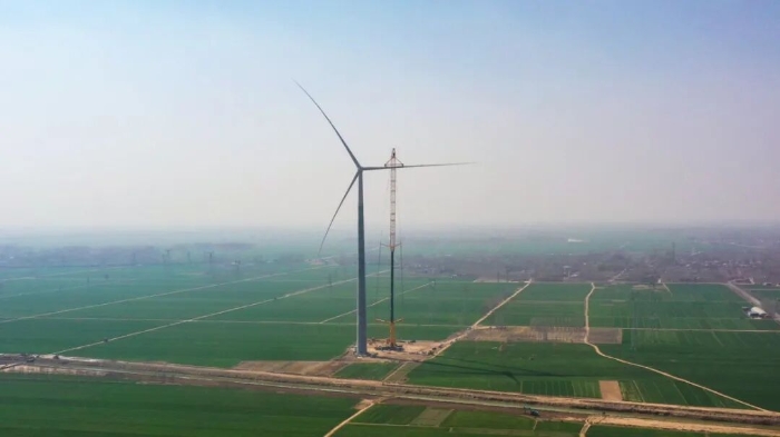 暴雨中横走的 “钢铁巨兽”！js1996官网 4000 吨起重机撑起 160 米风电，这细节太硬核！