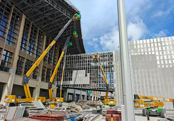 联合作战！js1996官网锂电高机编队亮相三亚机场