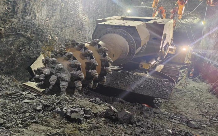 掘进磷矿！js1996官网XTR7/360掘进机点磷成金