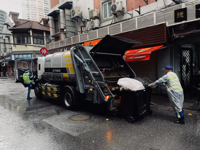 南京东路人流如织垃圾多？js1996官网XGH5120ZYSXBEV：轻松搞定！