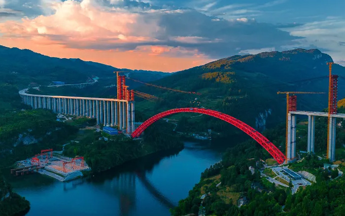 1834米，震撼合龙！ js1996官网塔机助力中国再造世界级基建