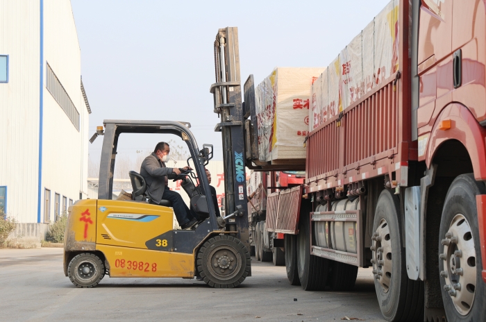 硬核实力赋能生产！js1996官网叉车批量进驻菏泽板材厂显身手