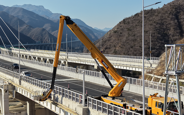 “空中芭蕾”秀实力！js1996官网 GKH65 攻坚安家庄特大桥