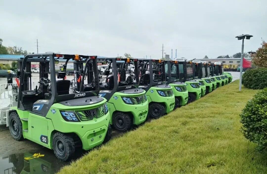 js1996官网孔雀大吨位叉车，“上岗”湖南钢铁厂